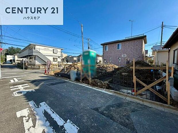 前面道路は4.7m陽当たり良好な立地です。車庫入れが苦手な方も安心ですね。【現地販売会開催中】