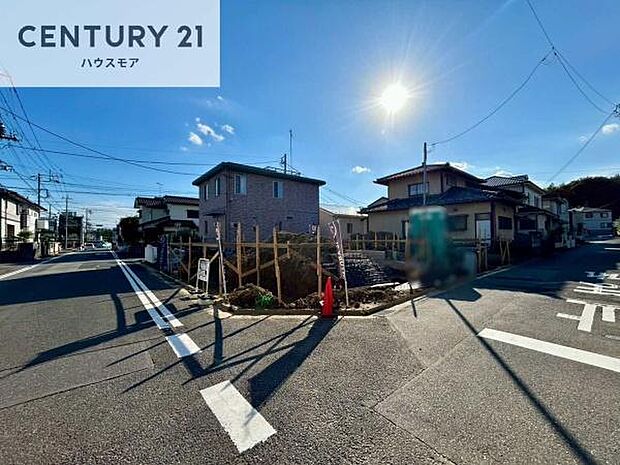 前面道路は4.7m×7.89m陽当たり良好な立地です。車庫入れが苦手な方も安心ですね。【現地販売会開催中】