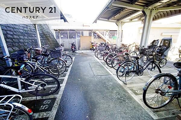 駐輪場完備で、お子さまの自転車や通勤用の自転車も安心して置けます。ご家族にもうれしい便利な設備です。駐車場の空き状況については管理会社にご確認ください。