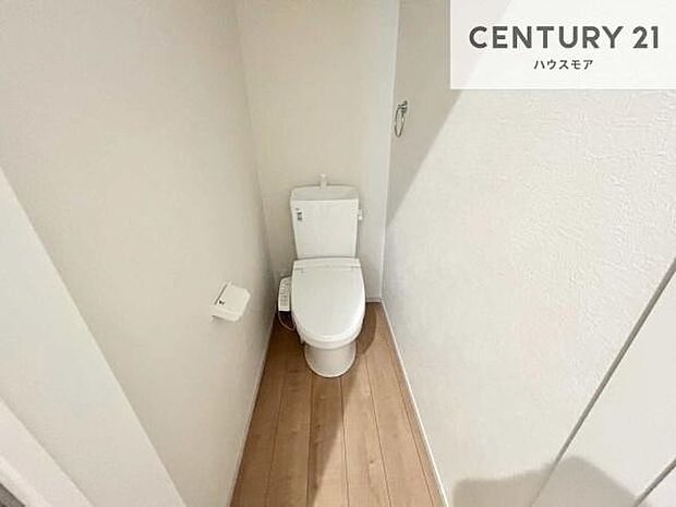 1・2階にトイレがございます!朝の忙しい時間帯も待たずにすみそうですね。白を基調とした清潔感のあるトイレでお手入れがしやすいです!