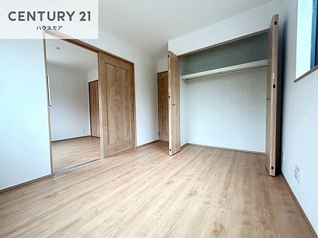 掃き出し窓がないお部屋は、お子様のお部屋としても安心です!収納スペースも充実しているので散らかったお部屋をサッと片付けられます!