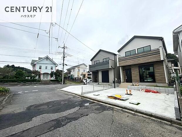 前面道路6m!陽当り良好な立地です。車庫入れが苦手な方も安心ですね。