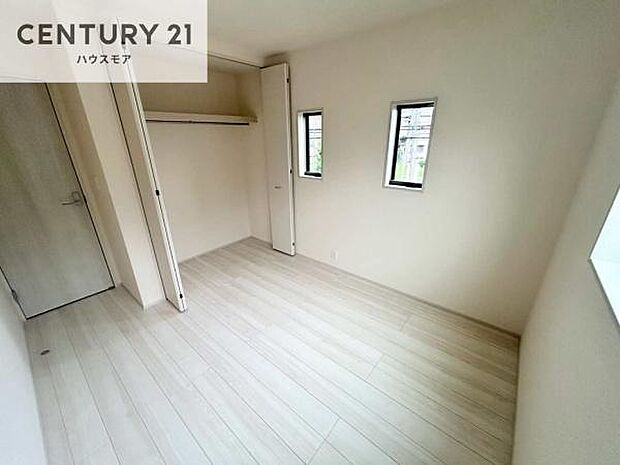 掃き出し窓がないお部屋は、お子様のお部屋としても安心です！収納スペースも充実しているので散らかったお部屋をサッと片付けられます！