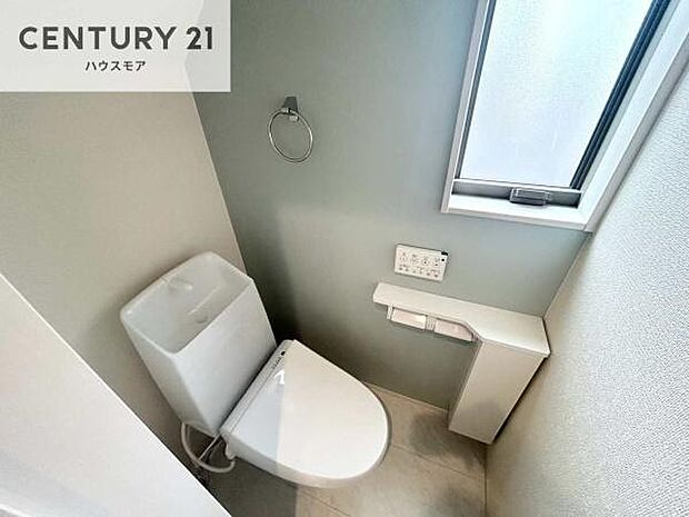 1・2階にトイレがございます！朝の忙しい時間帯も待たずにすみそうですね。白を基調とした清潔感のあるトイレでお手入れがしやすいです！