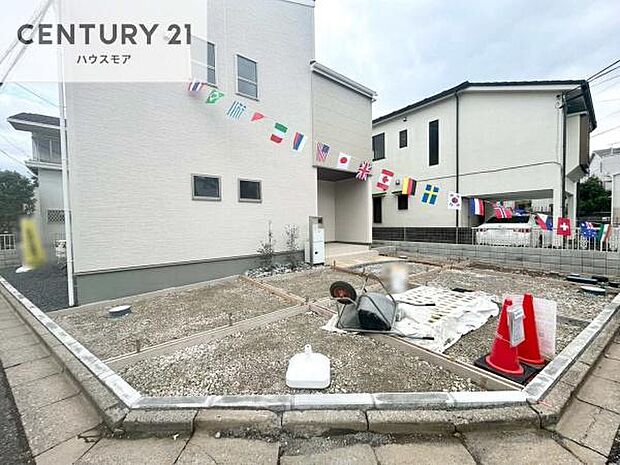 駐車スペースは3台分あります！セカンドカーはもちろん、バイクや自転車なども置き場所に困りません。
