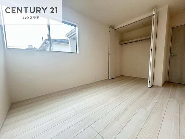明るい室内は風通しも良く、大変居心地の良い空間となっております。リラックスして過ごせる心地の良いお部屋です！
