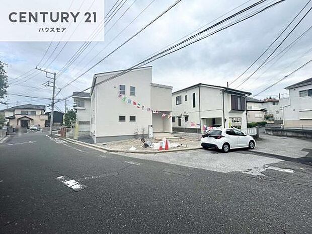 前面道路5ｍ×6ｍ！陽当り良好な立地です。車庫入れが苦手な方も安心ですね。