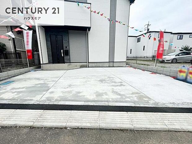 駐車スペースは2台分あります!セカンドカーはもちろん、バイクや自転車なども置き場所に困りません。