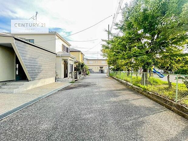 前面道路は6m!陽当り良好な立地です。車庫入れが苦手な方も安心ですね。