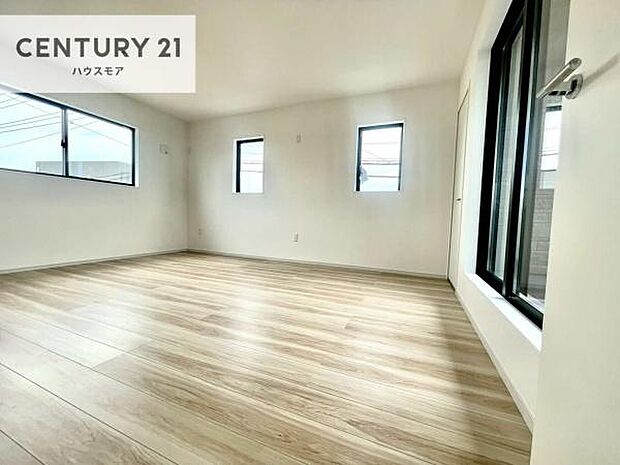 ライフスタイルに合わせて2部屋に分けることが可能です!明るく開放感あふれる洋室!