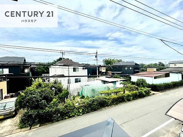晴れた日には青い空を見渡せる開放的な時間を楽しめます。気持ちの良い風が通り抜ける街並みです!