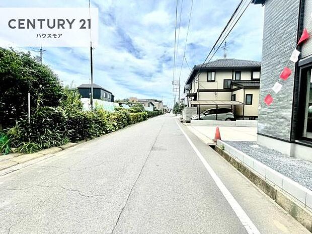 前面道路は6m×5.9m!車庫入れが苦手な方も安心ですね。