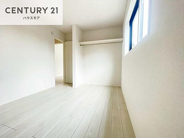 掃き出し窓がないお部屋は、お子様のお部屋としても安心です!収納スペースも充実しているので散らかったお部屋をサッと片付けられます!