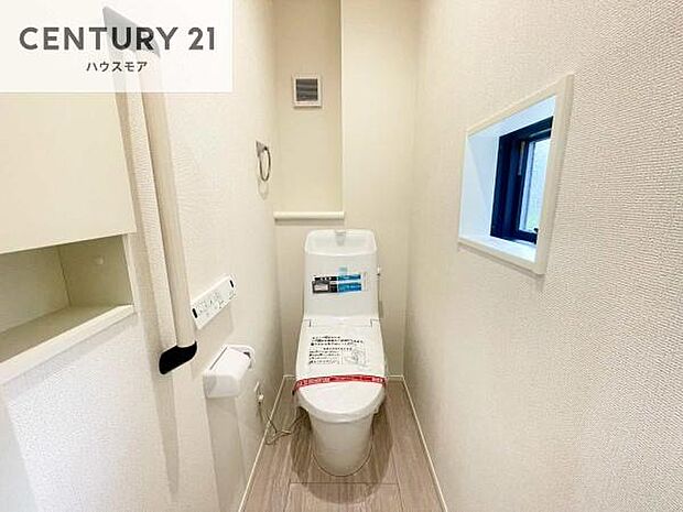 1・2階にトイレがございます!朝の忙しい時間帯も待たずにすみそうですね。白を基調とした清潔感のあるトイレでお手入れがしやすいです!