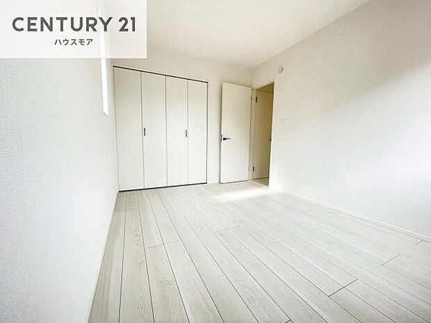 洋室は子供部屋や寝室、色々と用途多彩に利用できますね。収納力もたっぷりなので、広々気持ちよく過ごすことができます。