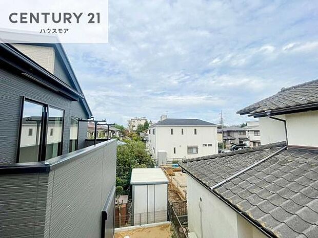 晴れた日には青い空を見渡せる開放的な時間を楽しめます。気持ちの良い風が通り抜ける街並みです!
