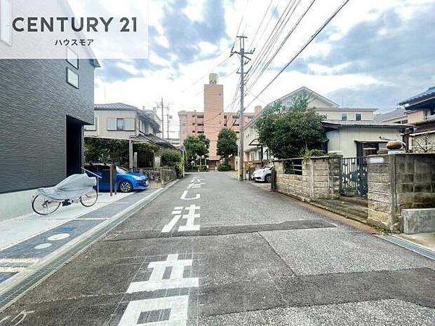 前面道路6m!陽当り良好な立地です。車庫入れが苦手な方も安心ですね。
