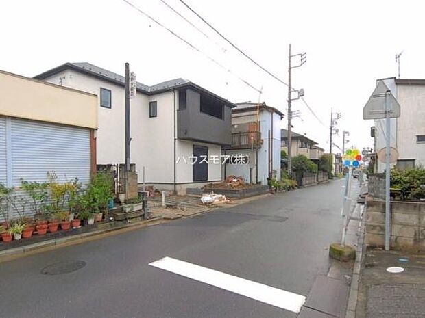 前面道路6m!陽当り良好な立地です。車庫入れが苦手な方も安心ですね。