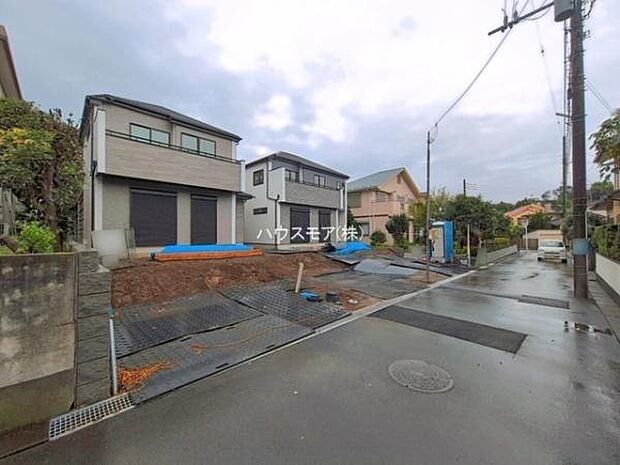 前面道路は4ｍ！陽当り良好な立地です。車庫入れが苦手な方も安心ですね。