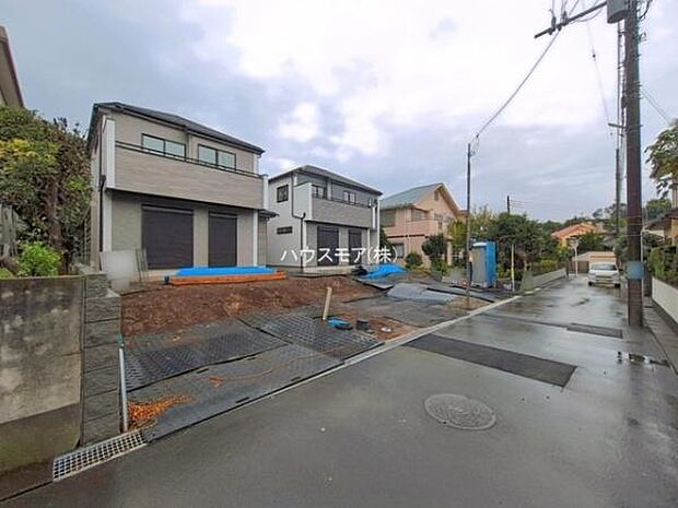 前面道路は4ｍ！陽当り良好な立地です。車庫入れが苦手な方も安心ですね。