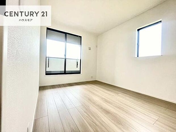 バルコニーに面した洋室は、たっぷりの陽光が差し込む明るい空間。一日の疲れをゆっくりと癒す主寝室としておすすめです。朝は心地よい光に包まれながら気持ちよく目覚められます。【現地販売会開催中】
