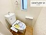 トイレ：1・2階にトイレがございます！朝の忙しい時間帯も待たずにすみそうですね。白を基調とした清潔感のあるトイレでお手入れがしやすいです！