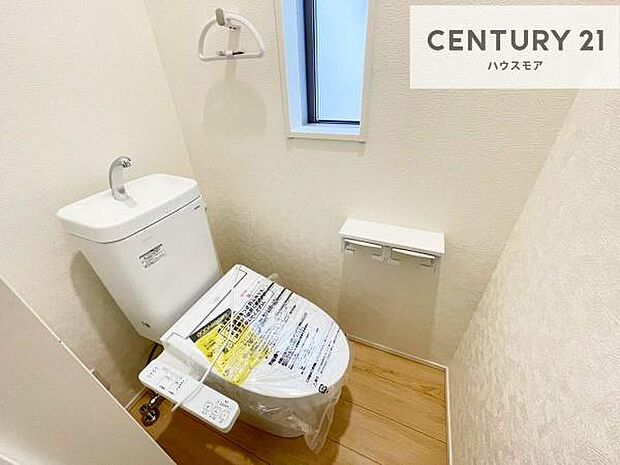 1・2階にトイレがございます!朝の忙しい時間帯も待たずにすみそうですね。白を基調とした清潔感のあるトイレでお手入れがしやすいです!