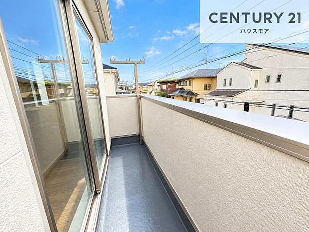 陽当たりの良いバルコニーで、洗濯物も気持ちよく干せる住空間。日中は明るい陽光が差し込み、爽やかな風も感じられる心地よい場所です。