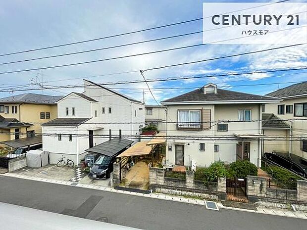 晴れた日には青い空を見渡せる開放的な時間を楽しめます。気持ちの良い風が通り抜ける街並みです!
