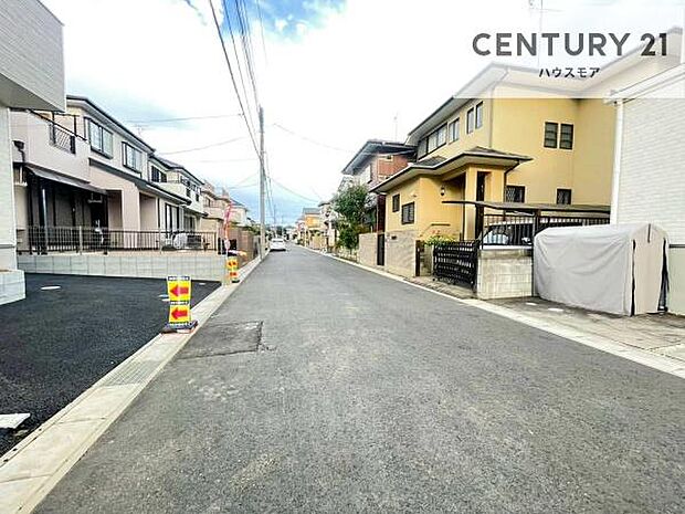 前面道路6m!陽当り良好な立地です。車庫入れが苦手な方も安心ですね。