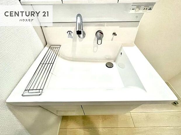 深い洗面台ボウルは、水が跳ねにくいのでお手入れが楽々!清潔感が保てます!キレイな洗面所で自分磨きのモチベーションが上がりますね!【現地販売会開催中】