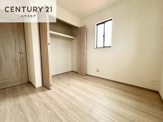 掃き出し窓がないお部屋は、お子様のお部屋としても安心です！収納スペースも充実しているので散らかったお部屋をサッと片付けられます！