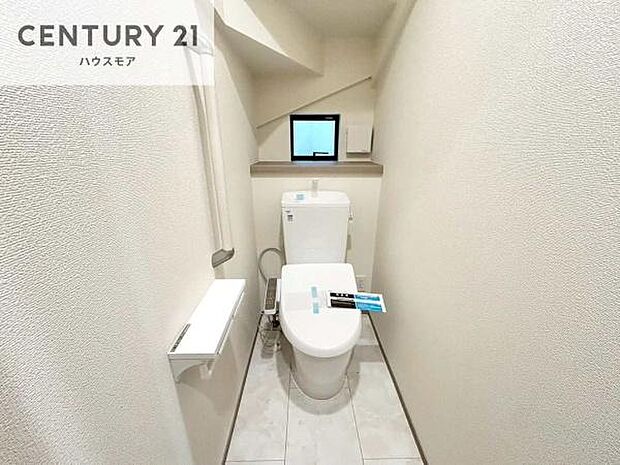 1・2階にトイレがございます！朝の忙しい時間帯も待たずにすみそうですね。白を基調とした清潔感のあるトイレでお手入れがしやすいです！