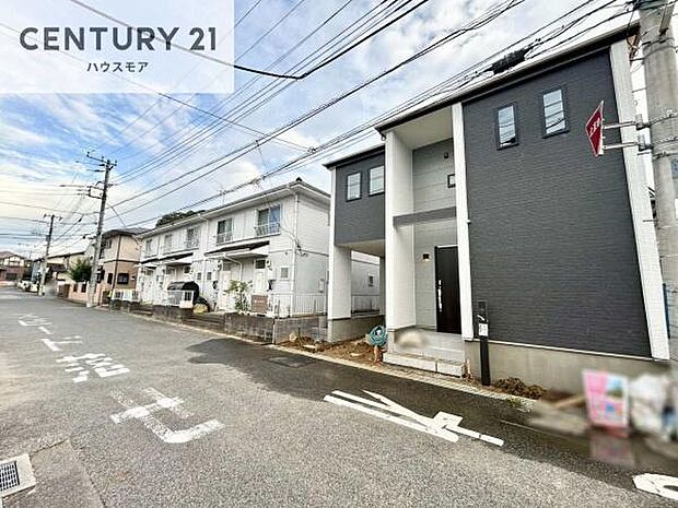 前面道路は6ｍ！陽当り良好な立地です。車庫入れが苦手な方も安心ですね。