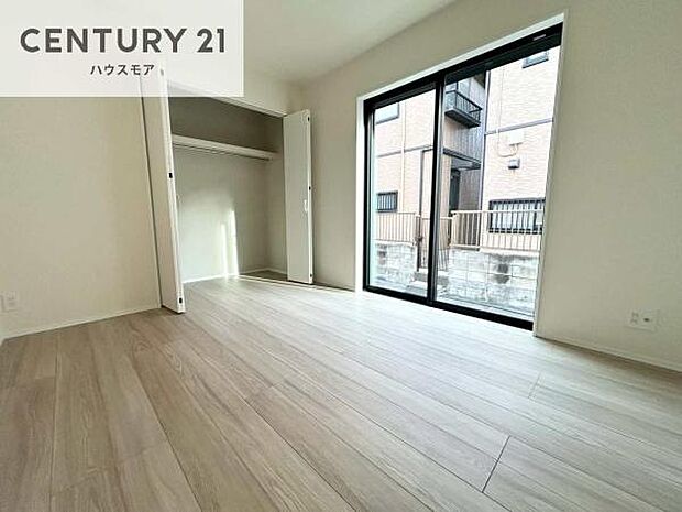 収納力のある居室です。お部屋もすっきり広々と使えて気持ちが良いです!キレイな明るいお部屋で過ごすのは、更にのんびりゆっくりできますね!