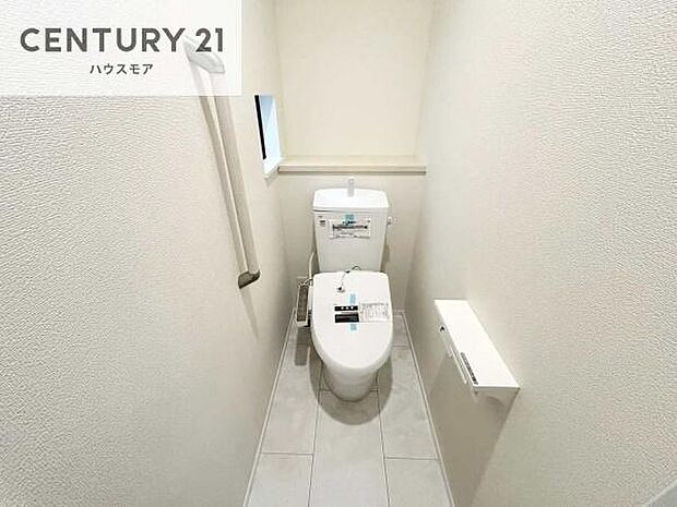 1・2階にトイレがございます!朝の忙しい時間帯も待たずにすみそうですね。白を基調とした清潔感のあるトイレでお手入れがしやすいです!