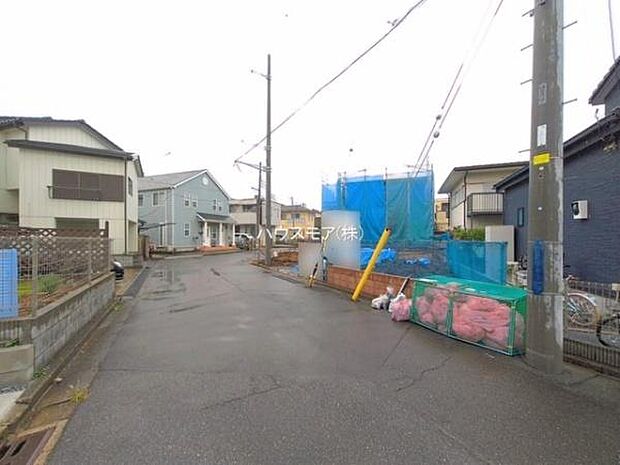 前面道路は6ｍ×6ｍ！陽当り良好な立地です。車庫入れが苦手な方も安心ですね。