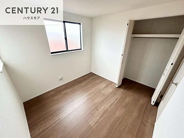 掃き出し窓がないお部屋は、お子様のお部屋としても安心です!収納スペースも充実しているので散らかったお部屋をサッと片付けられます!