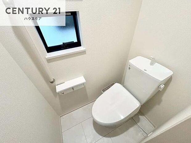 1・2階にトイレがございます!朝の忙しい時間帯も待たずにすみそうですね。白を基調とした清潔感のあるトイレでお手入れがしやすいです!