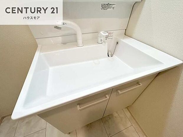 深い洗面台ボウルは、水が跳ねにくいのでお手入れが楽々!清潔感が保てます!キレイな洗面所で自分磨きのモチベーションが上がりますね!