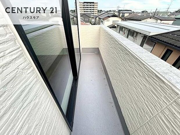 陽当たりの良いバルコニーで、洗濯物も気持ちよく干せる住空間。日中は明るい陽光が差し込み、爽やかな風も感じられる心地よい場所です。