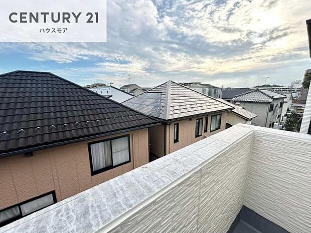 晴れた日には青い空を見渡せる開放的な時間を楽しめます。気持ちの良い風が通り抜ける街並みです!