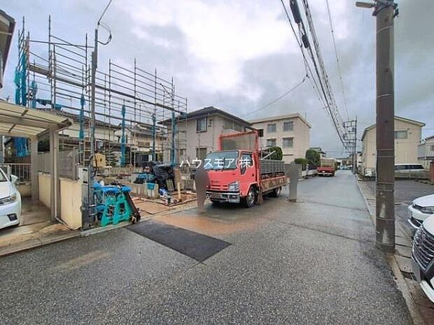 前面道路6m!陽当り良好な立地です。車庫入れが苦手な方も安心ですね。