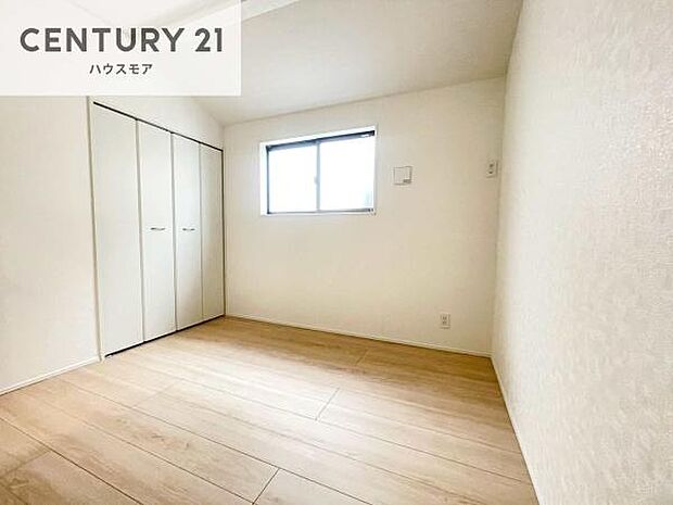 掃き出し窓がないお部屋は、お子様のお部屋としても安心です！収納スペースも充実しているので散らかったお部屋をサッと片付けられます！