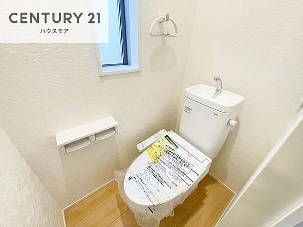1・2階にトイレがございます！朝の忙しい時間帯も待たずにすみそうですね。白を基調とした清潔感のあるトイレでお手入れがしやすいです！