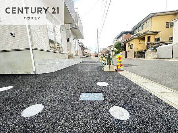 駐車スペースは2台分あります！セカンドカーはもちろん、バイクや自転車なども置き場所に困りません。