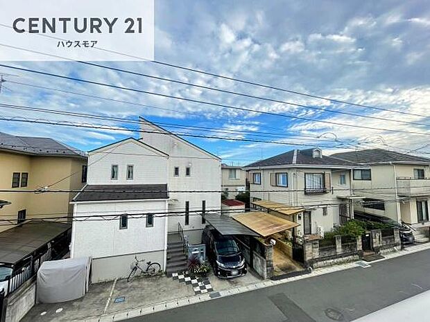 晴れた日には青い空を見渡せる開放的な時間を楽しめます。気持ちの良い風が通り抜ける街並みです！