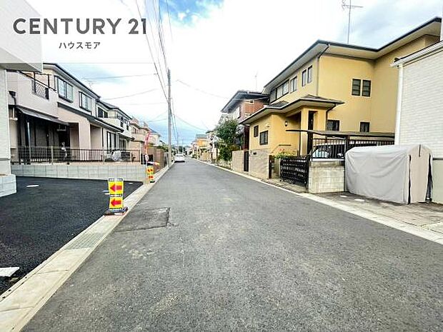 前面道路6ｍ！陽当り良好な立地です。車庫入れが苦手な方も安心ですね。
