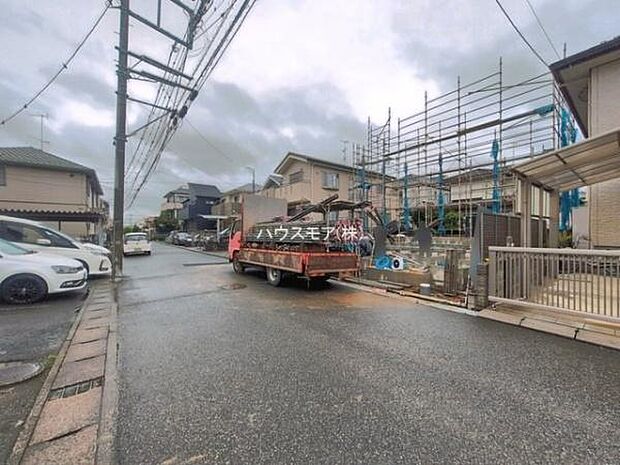 前面道路6m!陽当り良好な立地です。車庫入れが苦手な方も安心ですね。