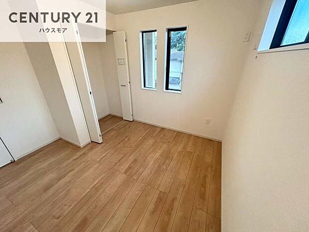 掃き出し窓がないお部屋は、お子様のお部屋としても安心です！収納スペースも充実しているので散らかったお部屋をサッと片付けられます！